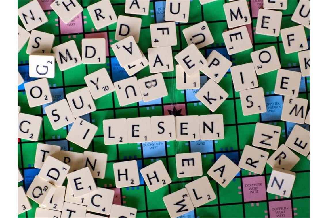 Besser Lesen und Schreiben: Ministerium startet Pilotprojekt Der Schriftzug „Lesen“ ist auf einem Buchstabenspiel zu sehen. Foto: Jens Büttner/dpa-Zentralbild/dpa/Archiv/Illustration