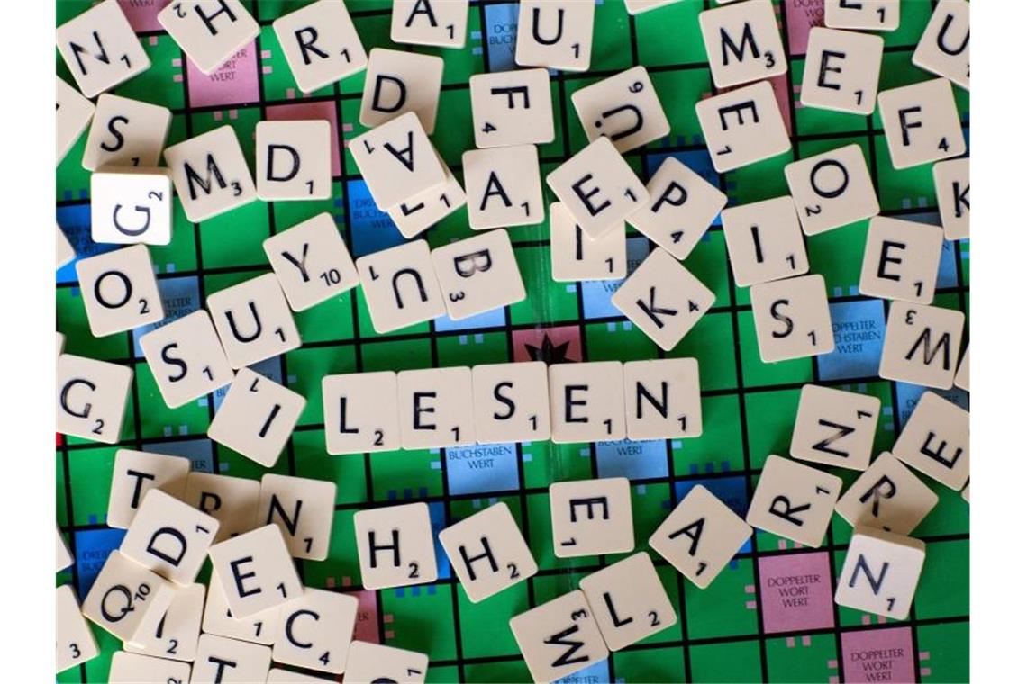 Der Schriftzug „Lesen“ ist auf einem Buchstabenspiel zu sehen. Foto: Jens Büttner/dpa-Zentralbild/dpa/Archiv/Illustration