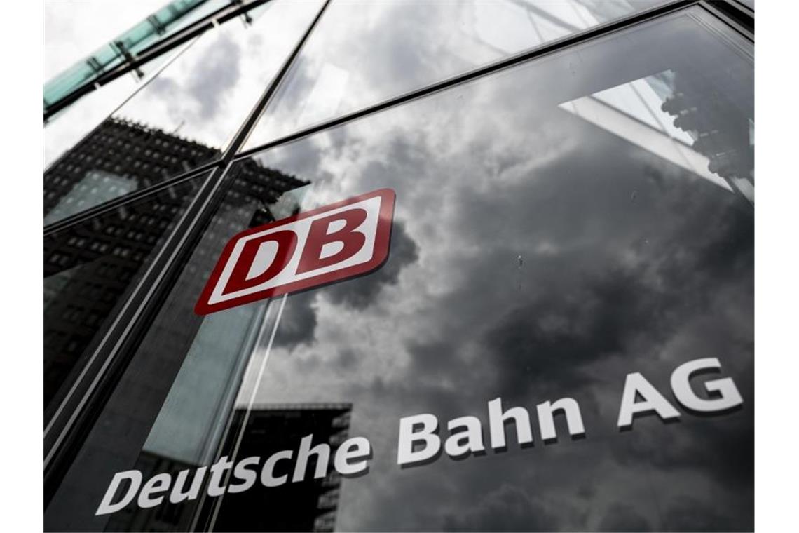 Der Schriftzug mit Logo steht an der Zentrale der Deutschen Bahn. Foto: Fabian Sommer/dpa/Archivbild