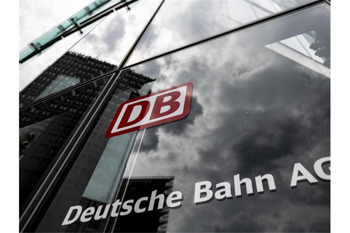 Streik der Lokführer geht weiter Der Schriftzug mit Logo steht an der Zentrale der Deutschen Bahn am Potsdamer Platz. Foto: Fabian Sommer/dpa