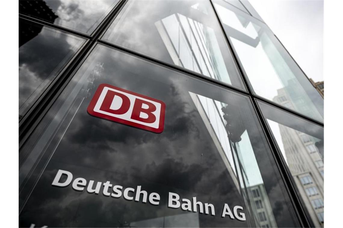 Bahnhof Stuttgart-Vaihingen wird zur Mobilitäts-Drehscheibe Der Schriftzug mit Logo steht an der Zentrale der Deutschen Bahn in Berlin. Foto: Fabian Sommer/dpa/Symbolbild