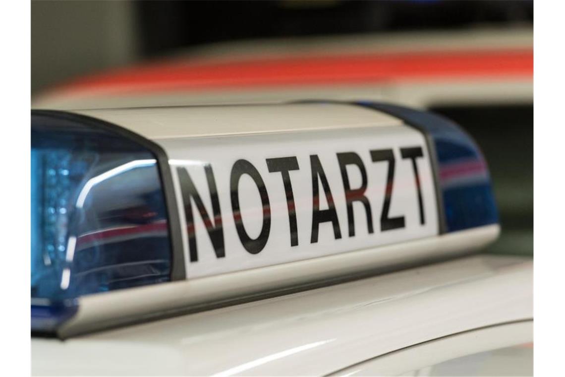 Mann fährt mit Transporter in Stauende und stirbt Der Schriftzug „Notarzt“ ist an einem Notarzteinsatzfahrzeug zu sehen. Foto: Patrick Seeger/dpa/Archivbild