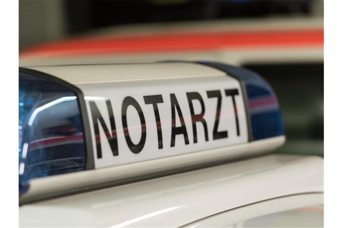 Der Schriftzug „Notarzt“ ist an einem Notarzteinsatzfahrzeug zu sehen. Foto: Patrick Seeger/Archivbild