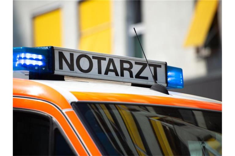 Der Schriftzug "Notarzt" steht auf einem Fahrzeug. Foto: Lisa Ducret/dpa/Archivbild