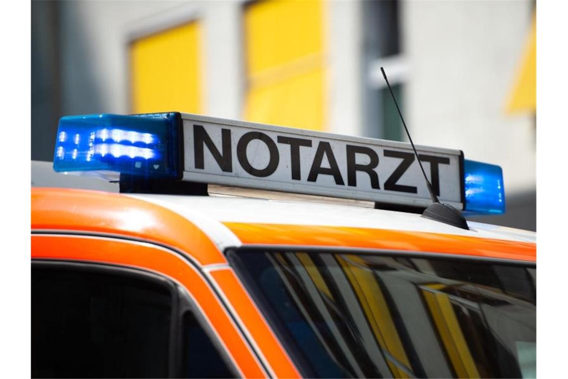 Vierjährige schwebt nach Unfall in Lebensgefahr Der Schriftzug "Notarzt" steht auf einem Fahrzeug. Foto: Lisa Ducret/Archivbild