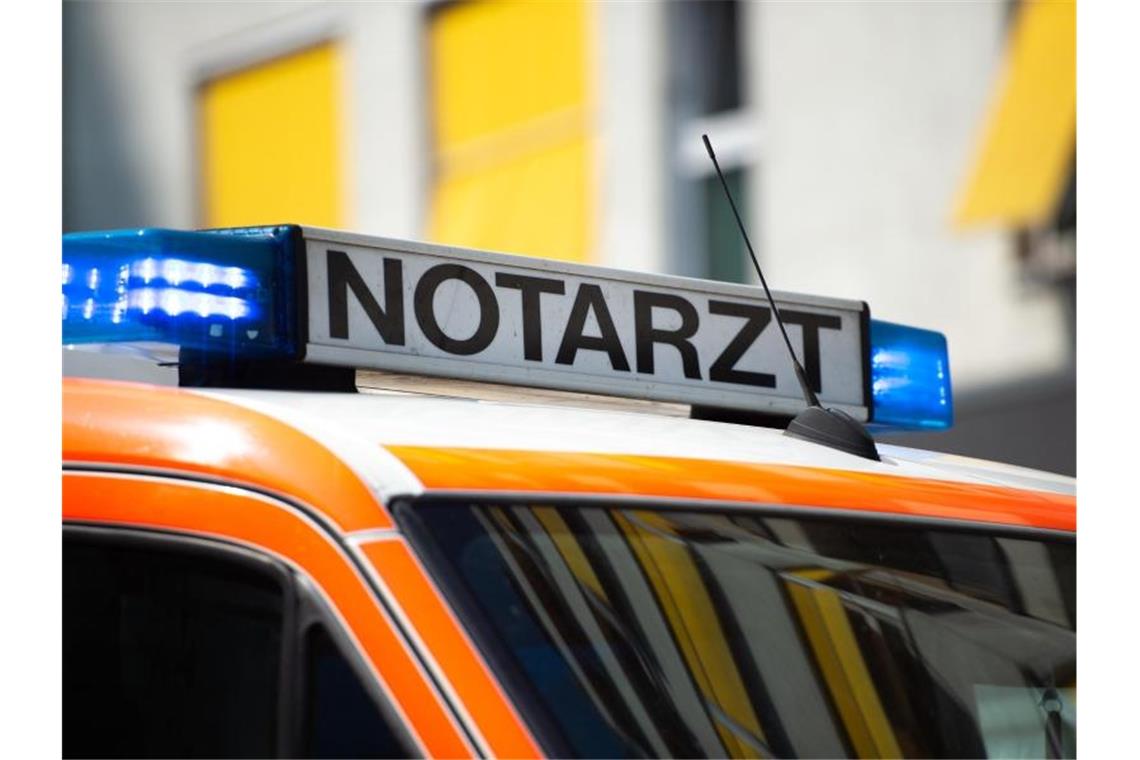 Mann wird von Kran-Ballastplatte erschlagen Der Schriftzug "Notarzt" steht auf einem Fahrzeug. Foto: Lisa Ducret/dpa/Archivbild