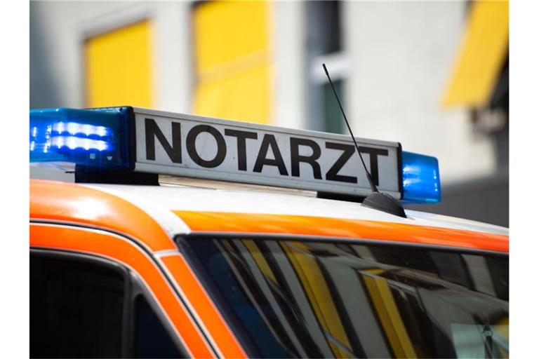 Der Schriftzug "Notarzt" steht auf einem Fahrzeug. Foto: Lisa Ducret/dpa/Archivbild