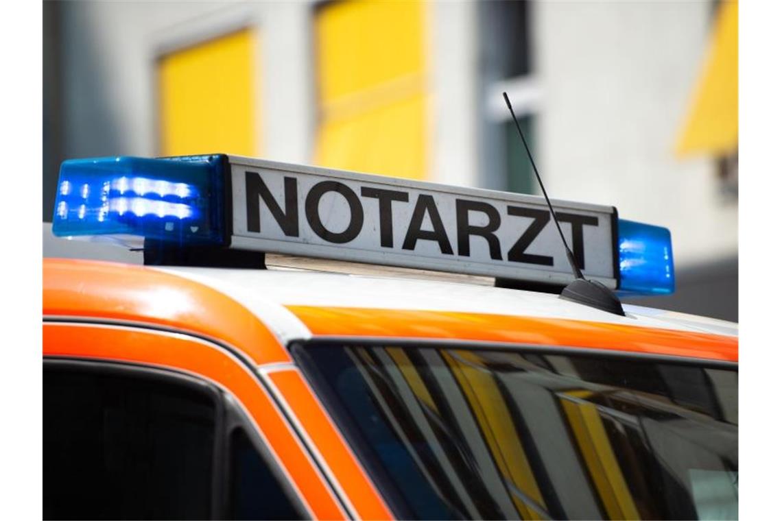 Der Schriftzug "Notarzt" steht auf einem Fahrzeug. Foto: Lisa Ducret/dpa/Archivbild