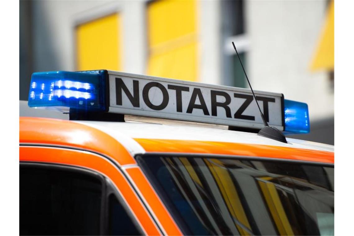 Mann von Straßenbahn erfasst und lebensgefährlich verletzt Der Schriftzug "Notarzt" steht auf einem Fahrzeug. Foto: Lisa Ducret/dpa/Archivbild