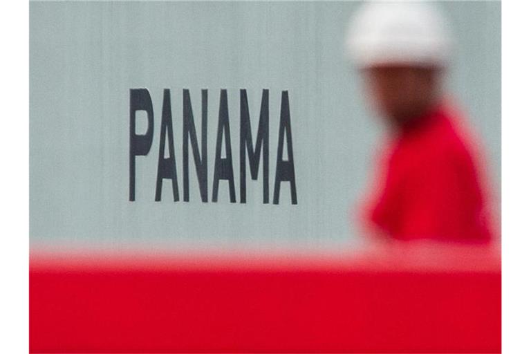 Der Schriftzug „Panama“ an einem Containerschiff: Die klassischen Steueroasen haben an Attraktivität eingebüßt. Foto: Lukas Schulze