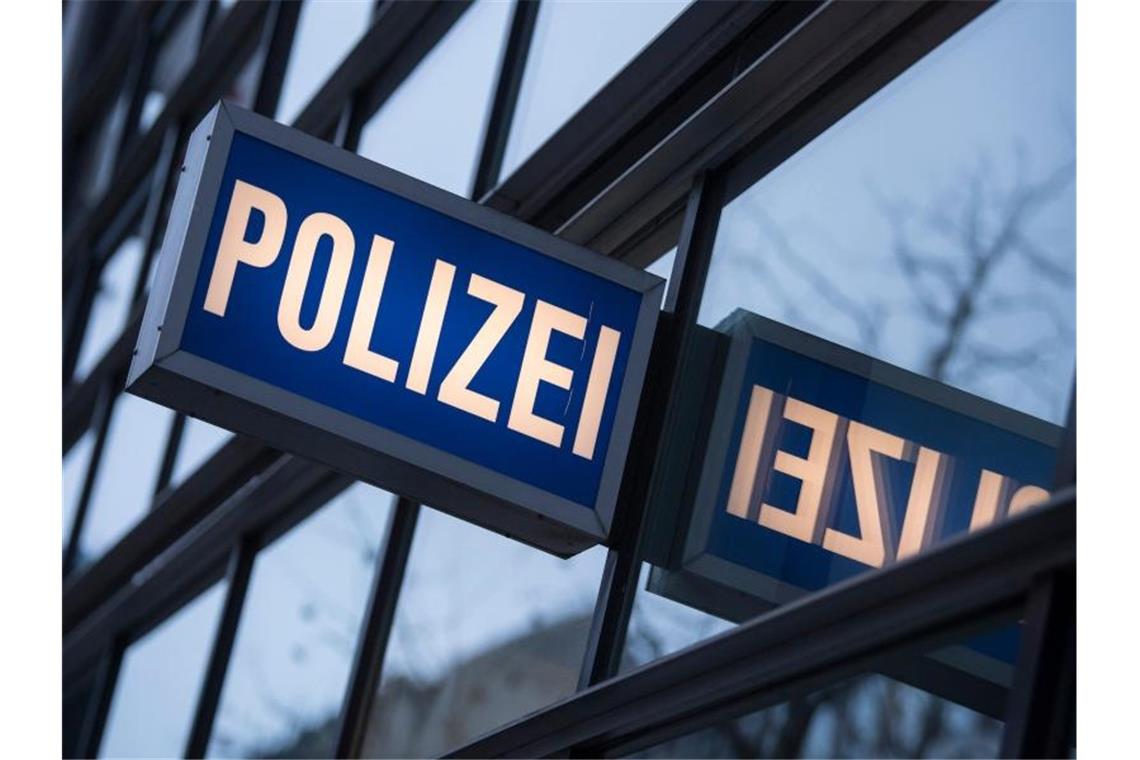 Der Schriftzug „Polizei“ an einem Polizeirevier. Foto: Boris Roessler/dpa/Symbolbild