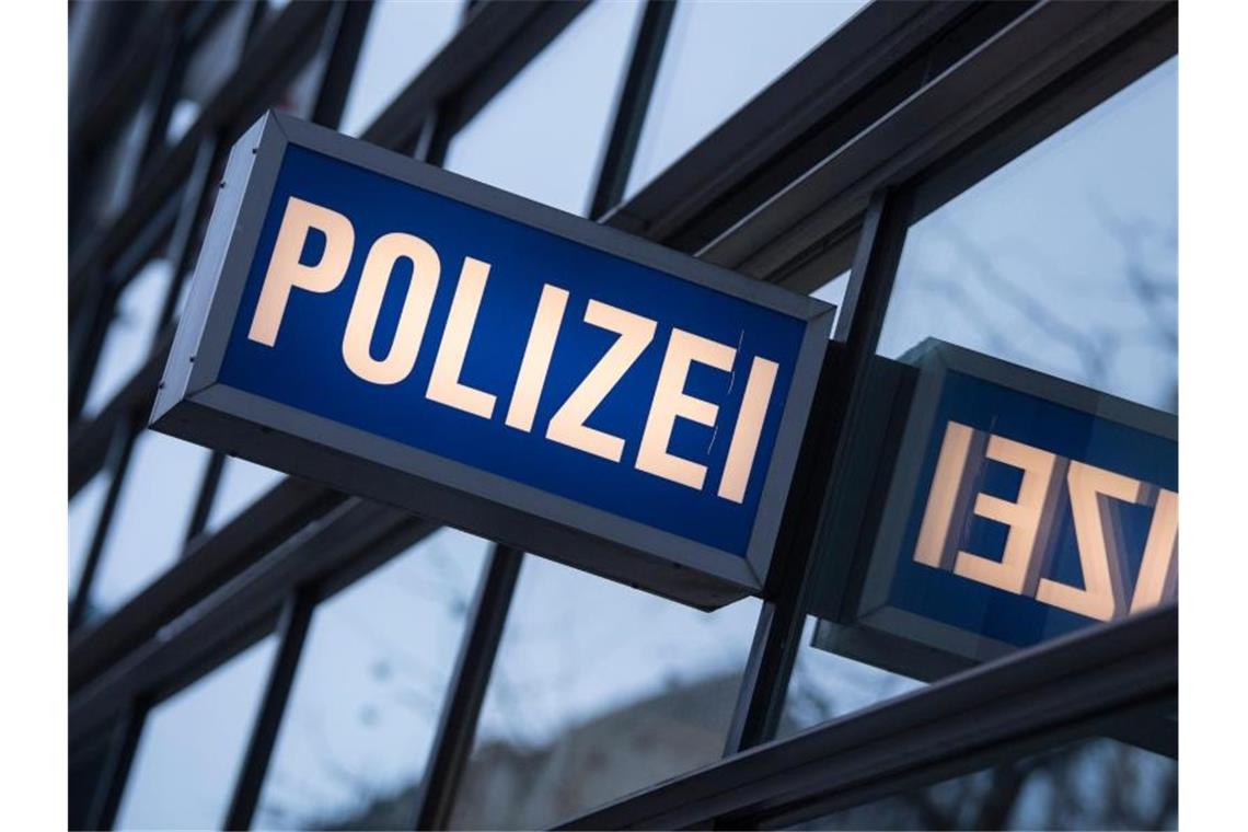Der Schriftzug "Polizei" an einem Polizeirevier. Foto: Boris Roessler/dpa/Symbolbild