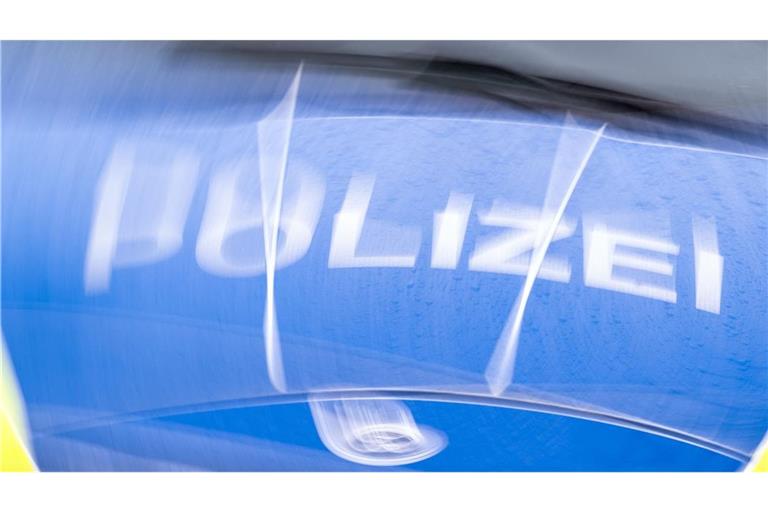 Der Schriftzug «Polizei» auf der Kühlerhaube eines Autos. (zu dpa: «Dreijähriges Kind stirbt nach Unfalltod des Vaters»)