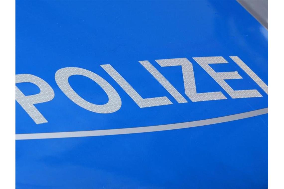Der Schriftzug Polizei auf einem Polizeiwagen. Foto: Jens Kalaene/dpa-Zentralbild/dpa