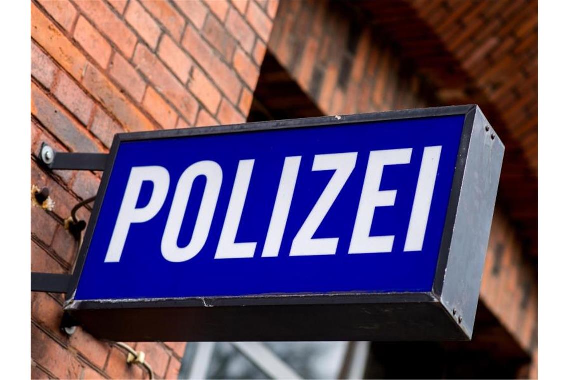 Der Schriftzug „Polizei“ auf einem Schild am Gebäude einer Polizeiinspektion. Foto: picture alliance / Hauke-Christian Dittrich/dpa/Archivbild