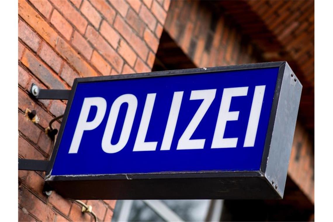 Acht Fuchswelpen ausgesetzt: Mehrere Tiere sterben Der Schriftzug „Polizei“ auf einem Schild am Gebäude einer Polizeiinspektion. Foto: picture alliance / Hauke-Christian Dittrich/dpa/Archivbild