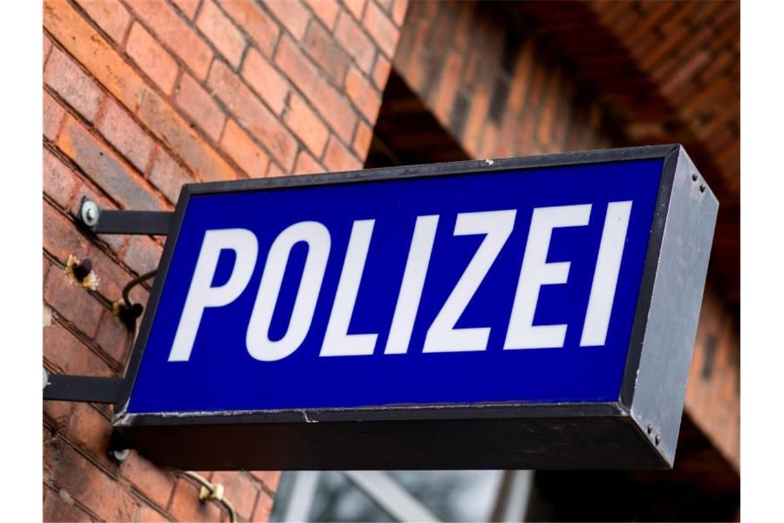 Der Schriftzug „Polizei“ auf einem Schild am Gebäude einer Polizeiinspektion. Foto: picture alliance / Hauke-Christian Dittrich/dpa/Archivbild