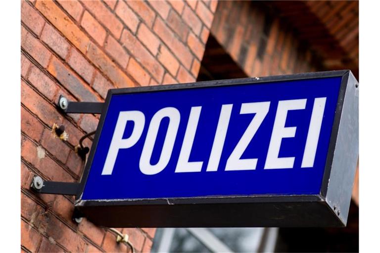 Der Schriftzug „Polizei“ auf einem Schild am Gebäude einer Polizeiinspektion. Foto: picture alliance / Hauke-Christian Dittrich/dpa/Archivbild