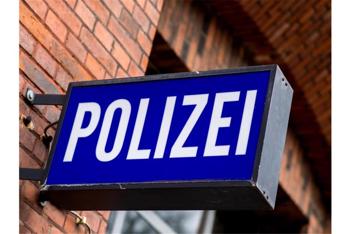 Der Schriftzug „Polizei“ auf einem Schild am Gebäude einer Polizeiinspektion. Foto: picture alliance / Hauke-Christian Dittrich/dpa/Archivbild