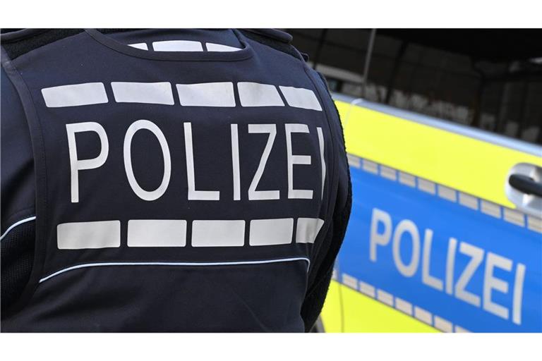 Der Schriftzug «Polizei» ist auf einem Einsatzfahrzeug und auf der Dienstkleidung der Polizei aufgebracht. (zu dpa: «Gülle in Fluss löst Fischsterben aus»)
