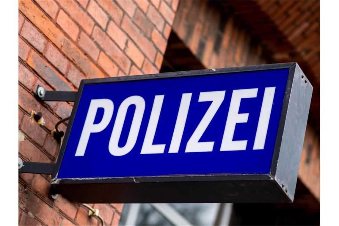 Der Schriftzug „Polizei“ steht auf einem Schild an einer Polizeiwache. Foto: picture alliance / Hauke-Christian Dittrich/dpa/Symbolbild