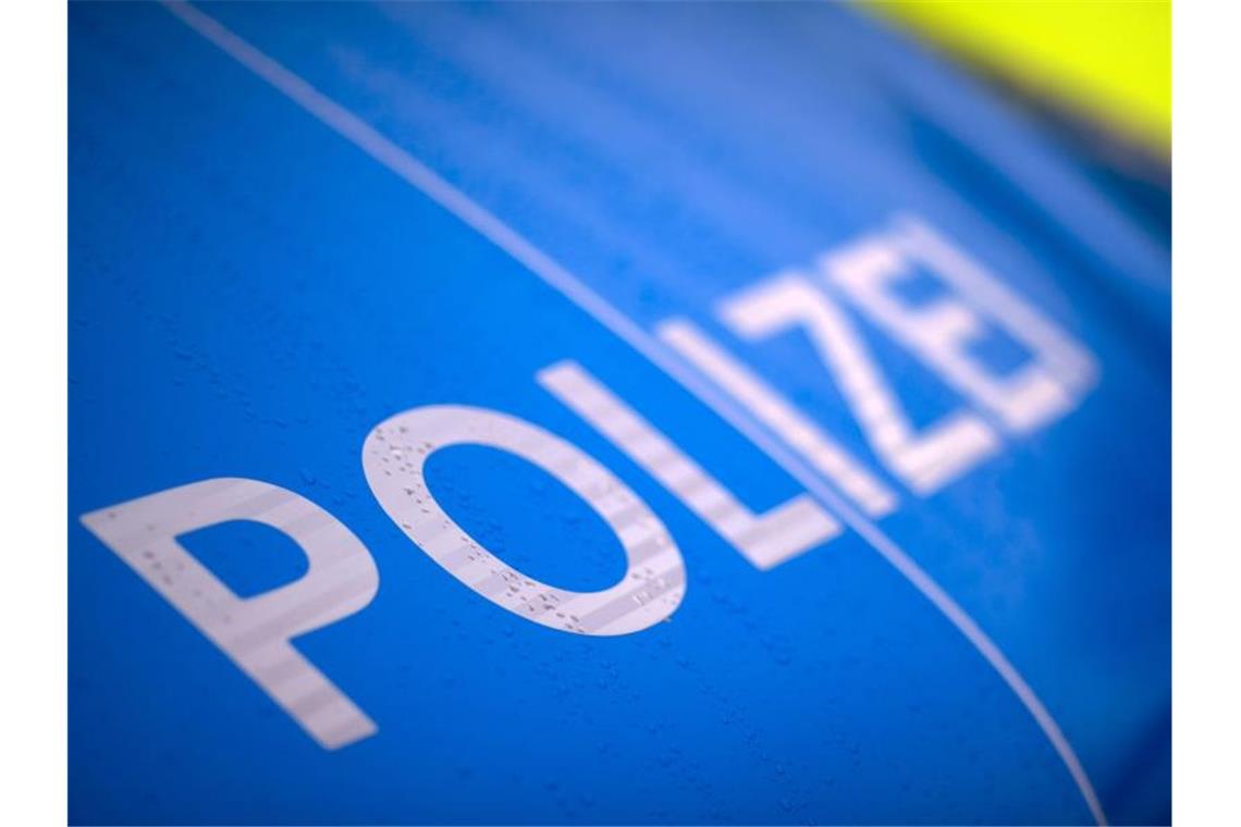 Der Schriftzug „Polizei“ steht auf einem Streifenwagen. Foto: Jens Büttner/dpa-Zentralbild/ZB/Symbolbild