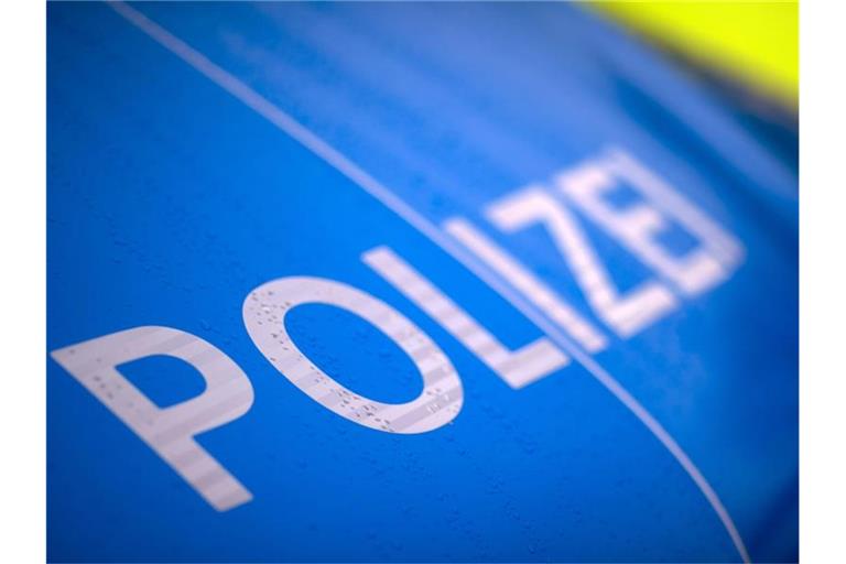 Der Schriftzug „Polizei“ steht auf einem Streifenwagen. Foto: Jens Büttner/dpa-Zentralbild/ZB/Symbolbild