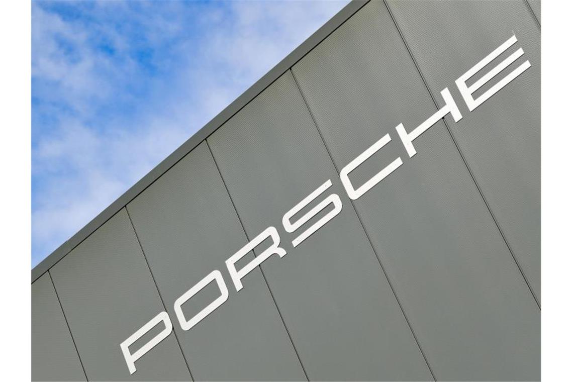 Der Schriftzug Porsche steht auf einer Halle des Autoherstellers. Foto: Patrick Pleul/dpa-Zentralbild/ZB/Archivbild
