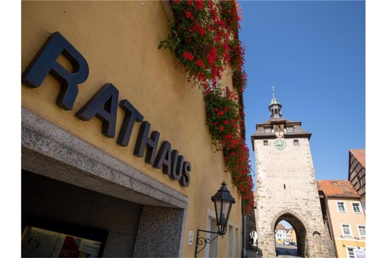 Der Schriftzug "Rathaus" steht an der der Außenfassade des Rathauses. Foto: Daniel Karmann/dpa/Archivbild