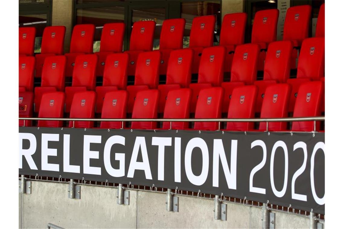 Der Schriftzug „Relegation 2020“ ist an der leeren Tribüne angebracht. Foto: Tom Weller/dpa