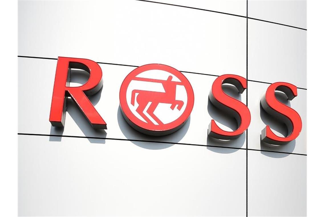 Rossmann stoppt Verkauf eines Kinderduschgels Der Schriftzug "Rossmann" steht an der Fassade der Unternehmenszentrale. Foto: Holger Hollemann/Archivbild