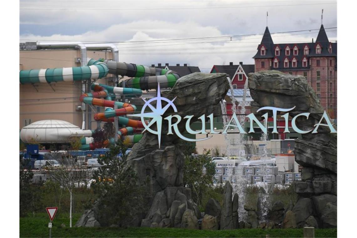 Der Schriftzug "Rulantica" steht vor dem neuen Wasserpark im Europa-Park. Foto: Patrick Seeger/dpa