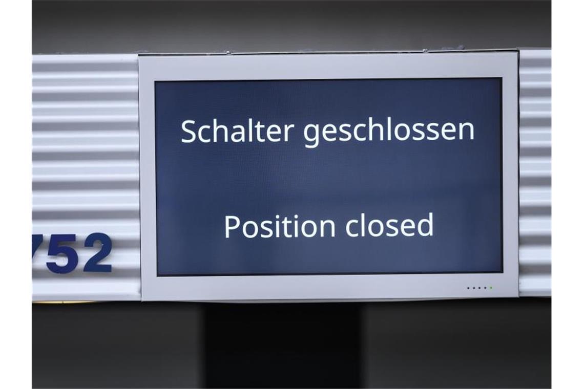 Der Schriftzug „Schalter geschlossen“ und „Position closed“. Foto: Silas Stein/Archivbild