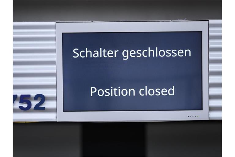 Der Schriftzug „Schalter geschlossen“ und „Position closed“. Foto: Silas Stein/Archivbild