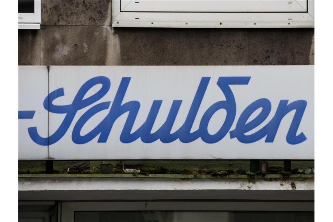 Steuerzahlerbund: Schuldenuhr tickt so schnell wie nie Der Schriftzug „Schulden“ steht über einem leeren Ladenlokal. Die Schuldenuhr des Bundes der Steuerzahler tickt so schnell wie nie zuvor. Foto: Rolf Vennenbernd/dpa