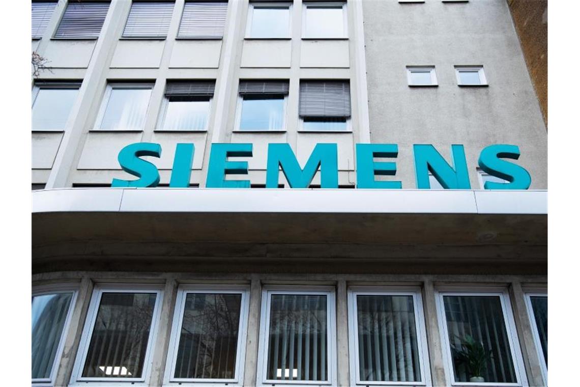 Der Schriftzug "Siemens" neben dem Eingangstor des Unternehmens in der Huttenstraße, Berlin. Siemens Energy will die Zahl seiner weltweiten Fertigungsstandorte reduzieren. Foto: Soeren Stache/dpa-Zentralbild/dpa
