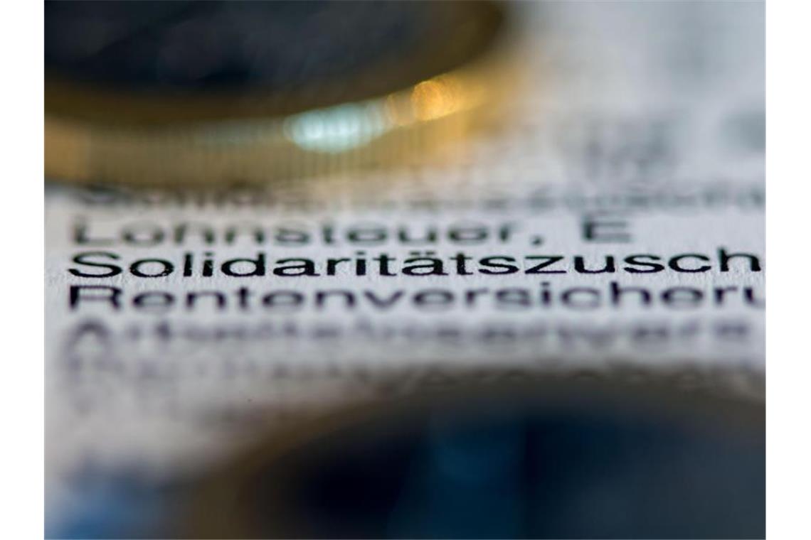 Der Schriftzug „Solidaritätszuschlag“ auf einer Lohnabrechnung. Foto: Jens Büttner