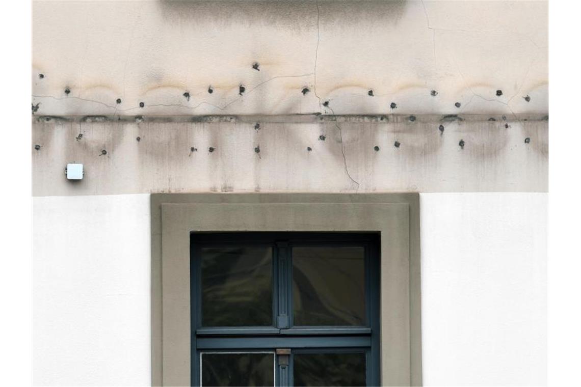 Zahl der Bank-Filialen weiter stark rückläufig Der Schriftzug „Sparkasse“ ist an einer früheren Filiale des Geldinstituts im Zentrum von Halle/Saale noch zu sehen. Foto: Hendrik Schmidt/dpa/Symbolbild