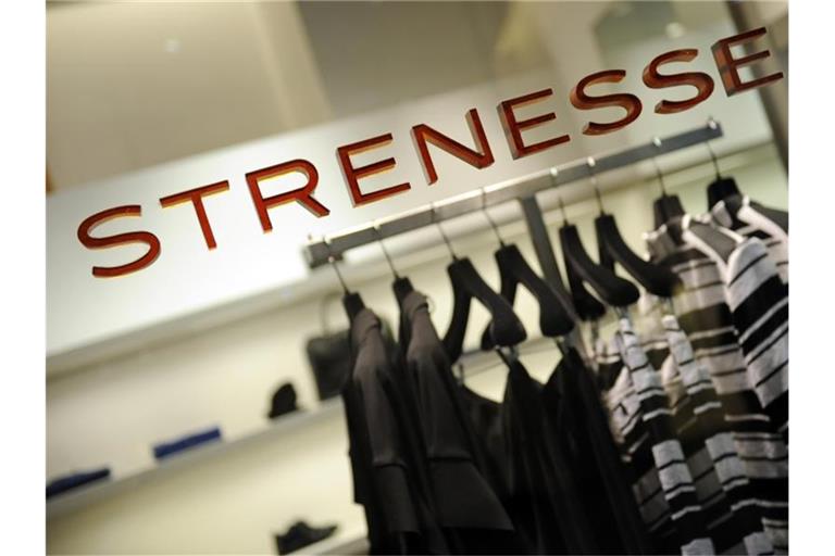 Der Schriftzug „Strenesse“ ist an der Schaufensterscheibe einer Filiale des Modeunternehmens zu sehen. Foto: Andreas Gebert/Archivbild