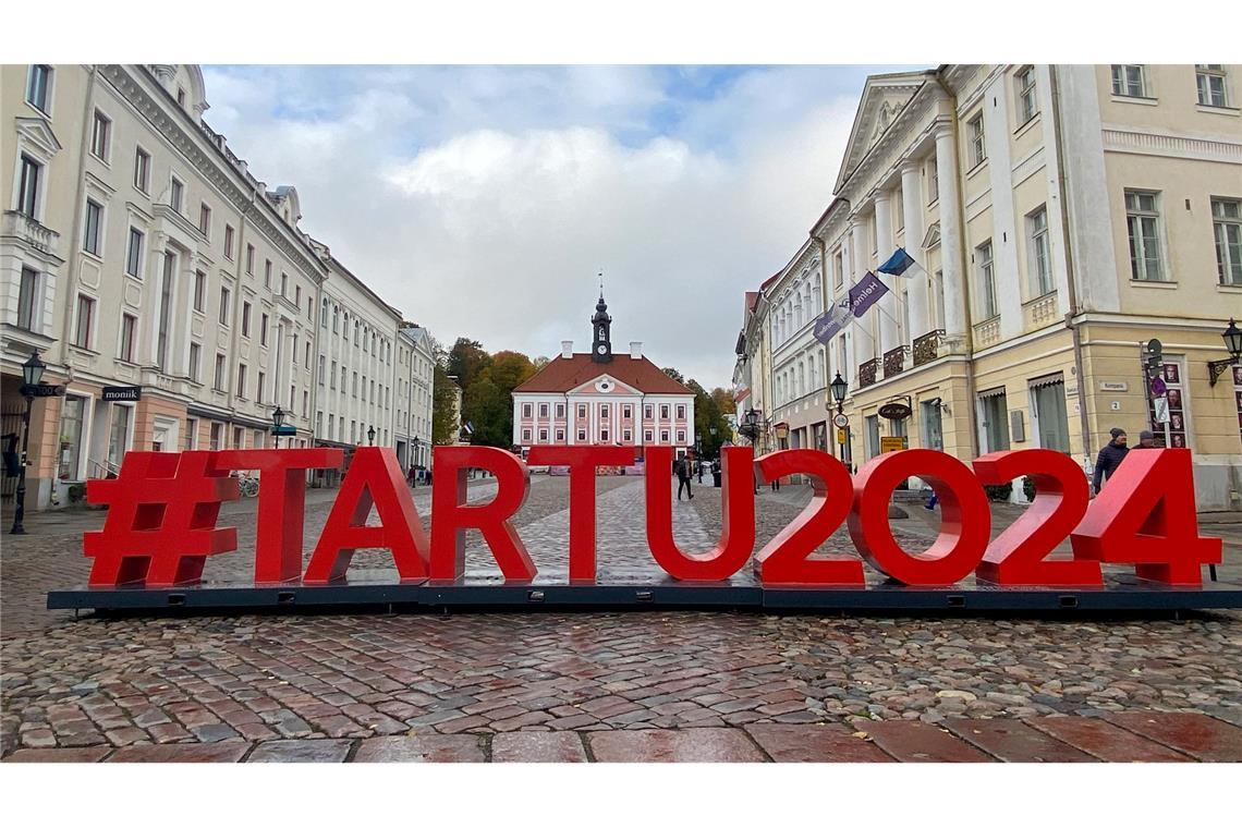 Der Schriftzug "#Tartu2024" ist in Großbuchstaben für die Europäische Kulturhauptstadt 2024 auf dem Rathausplatz in Tartu aufgestellt.