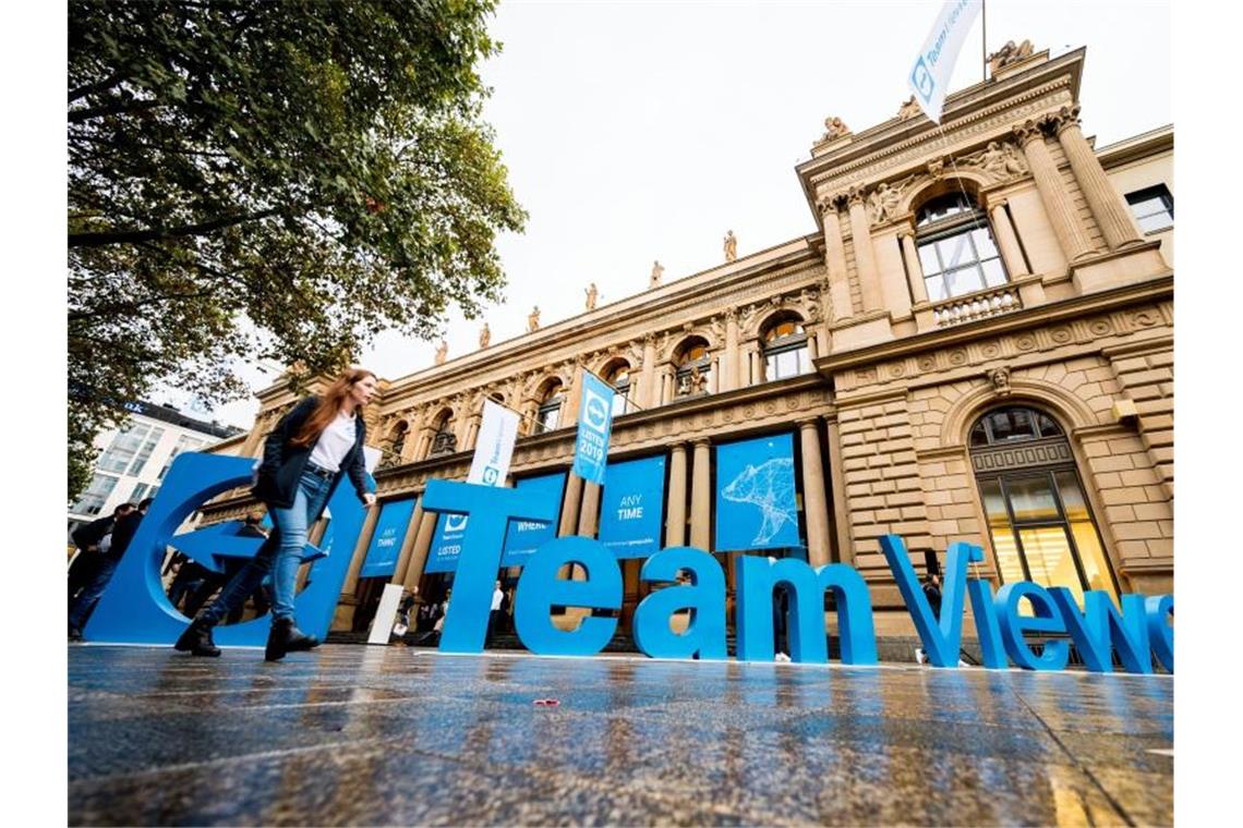 Der Schriftzug "Team Viewer" steht vor der Börse. Foto: Andreas Arnold