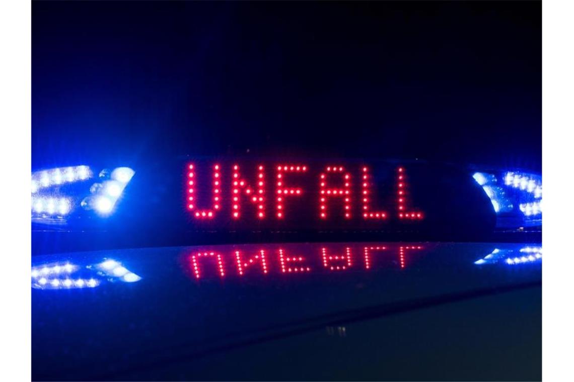 Der Schriftzug „Unfall“ leuchtet an einem Streifenwagen. Foto: Monika Skolimowska/dpa-Zentralbild/ZB/Symbolbild