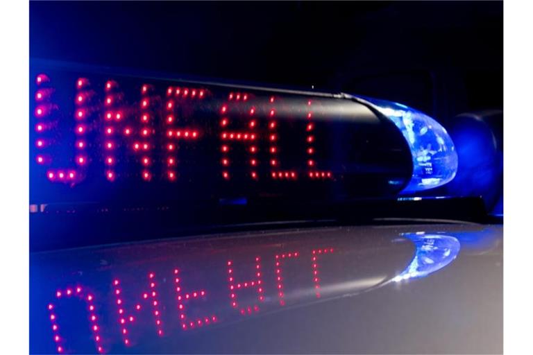 Der Schriftzug „Unfall“ leuchtet auf einem Polizeifahrzeug. Foto: Monika Skolimowska/zb/dpa/Symbolbild