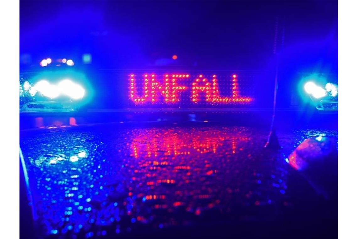 Motorrad stößt gegen Auto: Drei Verletzte Der Schriftzug „Unfall“ leuchtet auf einem Streifenwagen. Foto: Stefan Puchner/dpa/Symbolbild