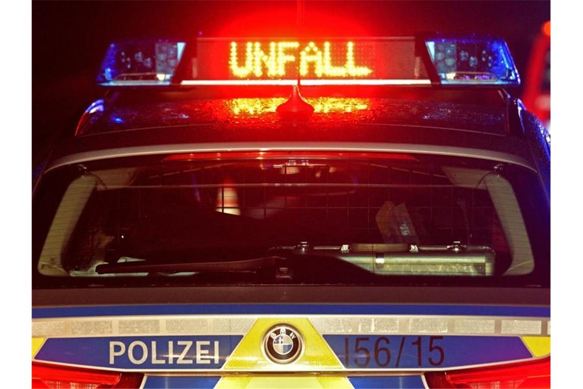 Autofahrer rutscht von Bremse ab: Zwei Geländer durchbrochen Der Schriftzug "Unfall" leuchtet auf einem Streifenwagen. Foto: Stefan Puchner/dpa/Archivbild