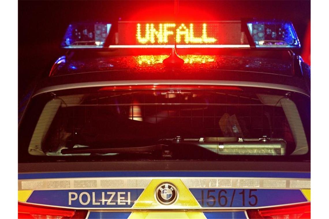 Raser kracht mit Auto gegen Hauswand Der Schriftzug "Unfall" leuchtet auf einem Streifenwagen. Foto: Stefan Puchner/dpa/Archivbild