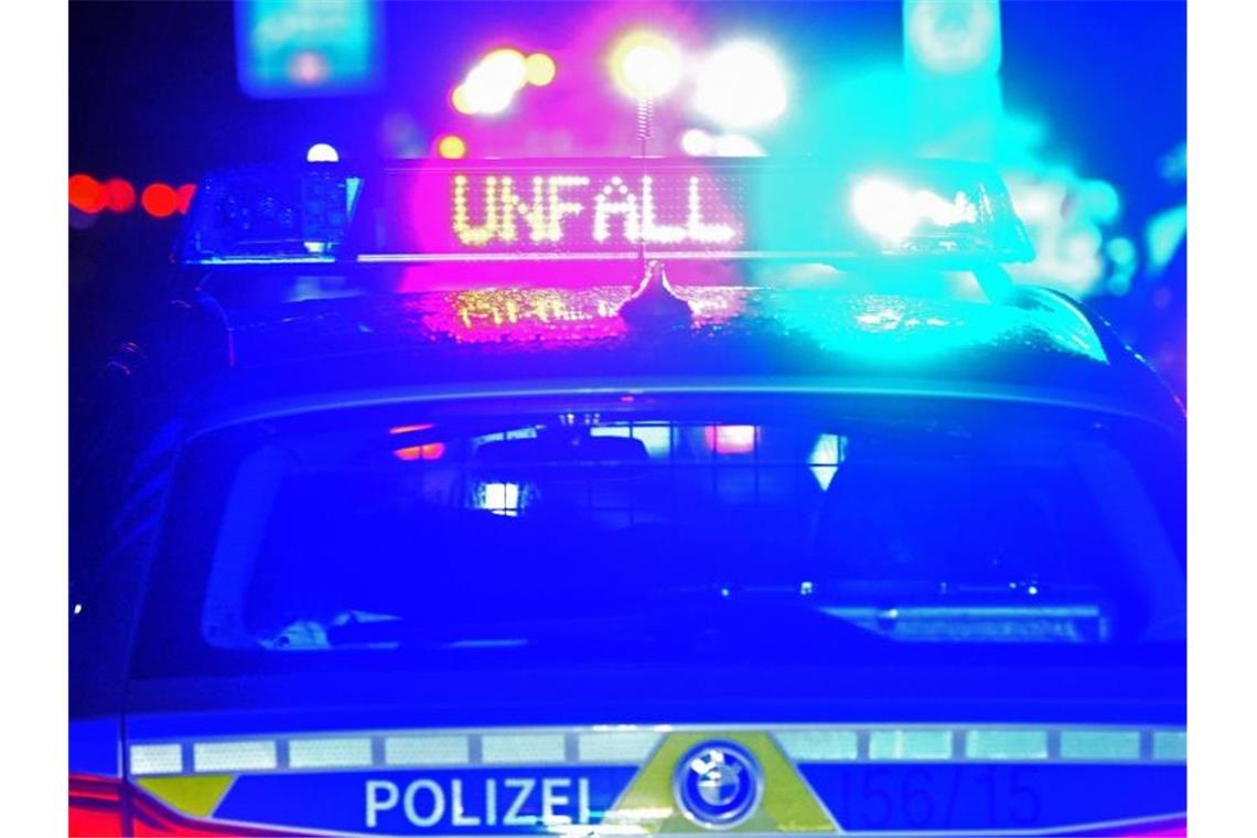 Lkw muss wegen Falschfahrer ausweichen: Unfallflucht Der Schriftzug "Unfall" leuchtet auf einem Streifenwagen. Foto: Stefan Puchner/dpa/Archivbild