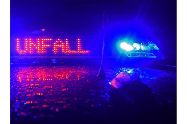 Der Schriftzug "Unfall" leuchtet zwischen zwei Blaulichtern auf dem Dach eines Polizeiwagens. Foto: Stefan Puchner/dpa/Symbolbild