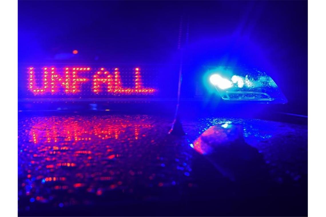Lastwagenfahrer in Fahrzeug eingeklemmt und schwer verletzt Der Schriftzug "Unfall" leuchtet zwischen zwei Blaulichtern auf dem Dach eines Polizeiwagens. Foto: Stefan Puchner/dpa/Symbolbild