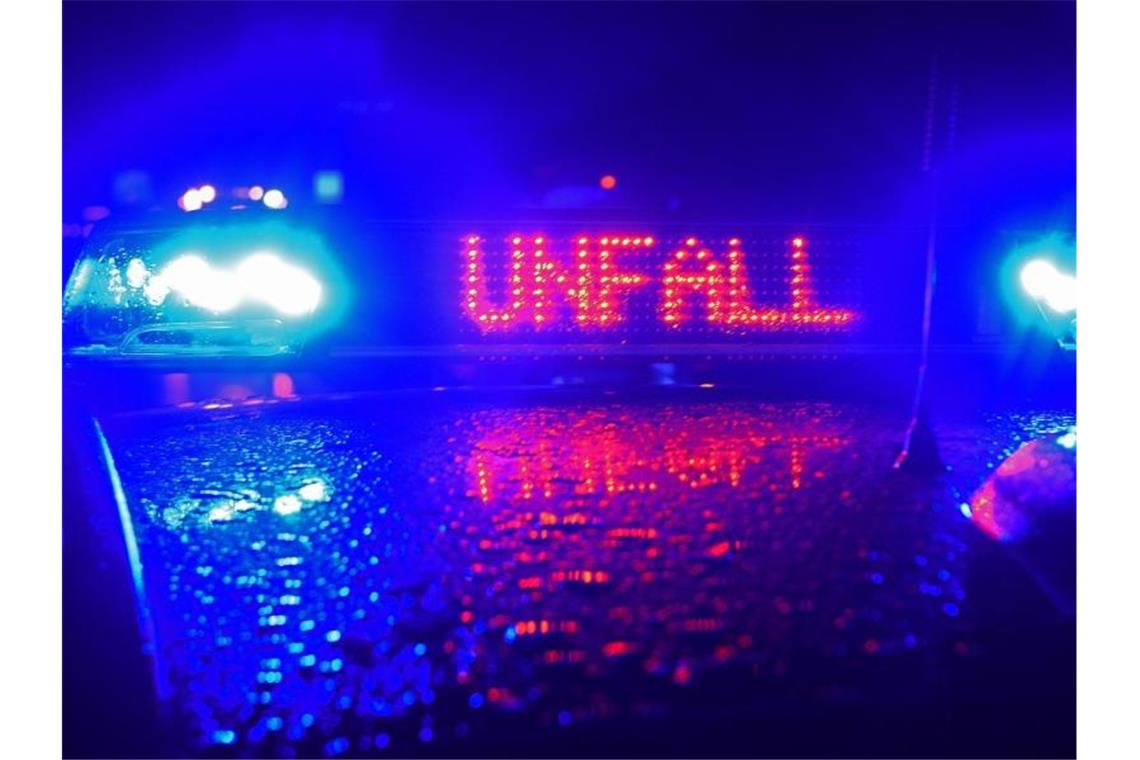 Auto gerät bei Mundelsheim in Gegenverkehr: Vier Verletzte Der Schriftzug "Unfall" leuchtet zwischen zwei Blaulichtern auf dem Dach eines Polizeiwagens. Foto: Stefan Puchner/dpa/Symbolbild